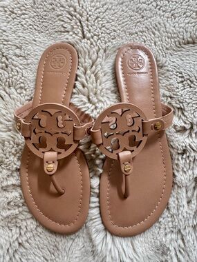 Tory Burch Leather Logo Thong Sandals in Light Brown
